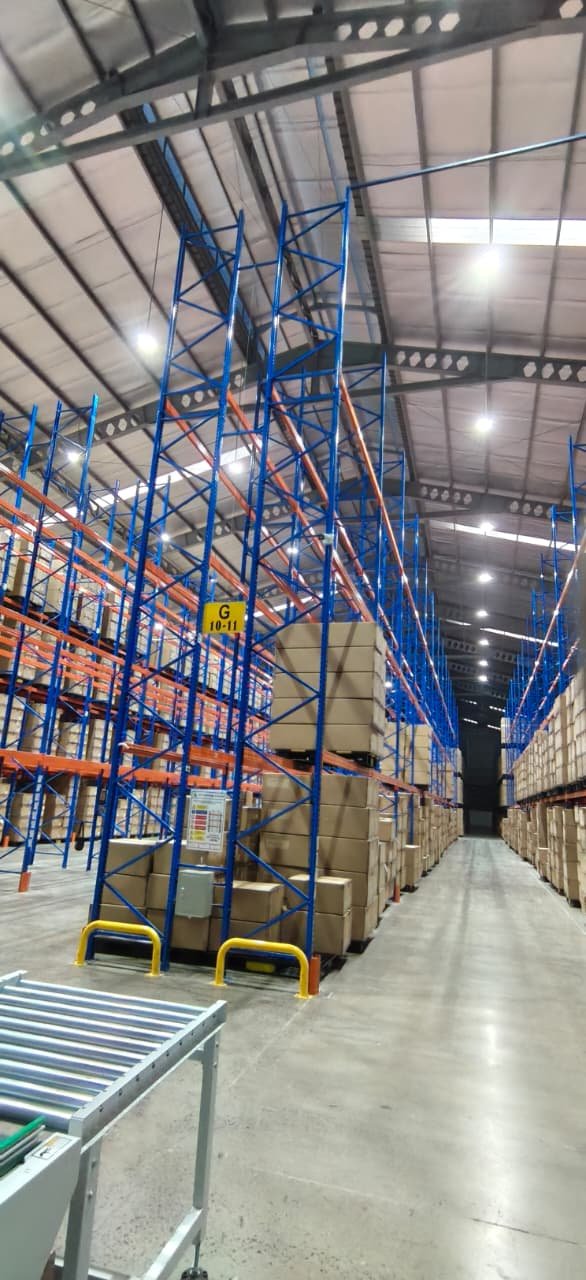 Gudang berskala besar dengan rak heavy duty TAP terpasang di seluruh lorong penyimpanan