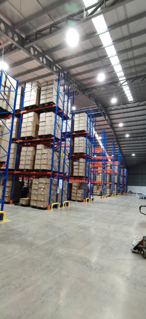 Rak heavy duty TAP menyimpan bahan baku dan barang setengah jadi di gudang pabrik